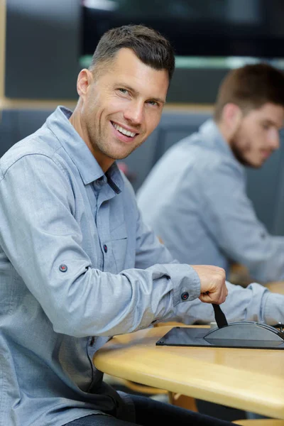 Glücklicher Mann Der Mit Werkzeugen Arbeitet — Stockfoto