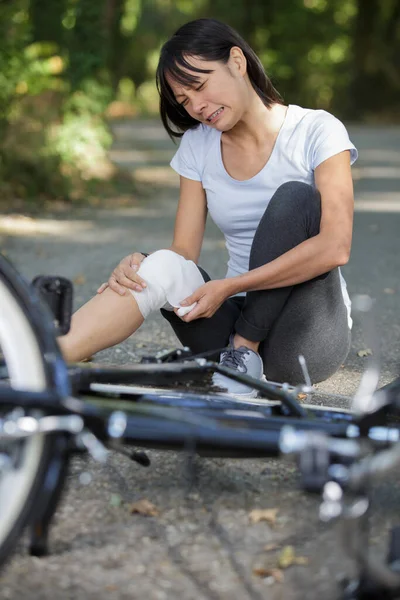 Asiatisk Kvinna Bandage Hennes Knä Efter Att Fallit Från Cykel — Stockfoto