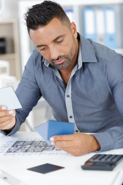 Arquitectos Hombre Trabajando Planos Con Calculadora Muestras — Foto de Stock