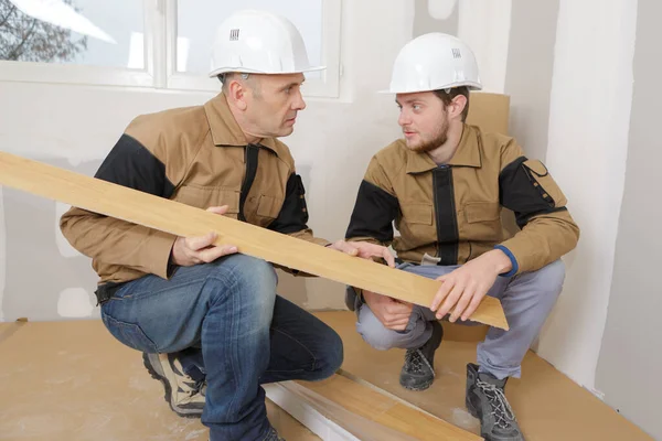 Construtor Que Estabelece Piso Laminado — Fotografia de Stock