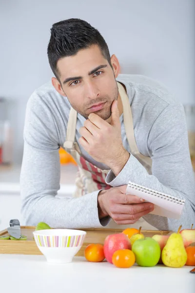 Hombre Pensando Qué Hacer Con Fruta Fresca — Foto de Stock