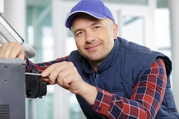 Чоловік Ремонтує Фотокопіювальну Машину Офісі — стокове фото