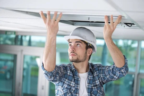 Hombre Constructor Uniforme Mano Hasta Instalación Techo Suspendido — Foto de Stock