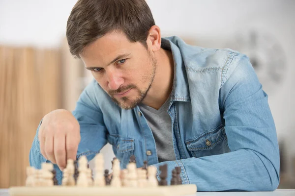 Ung Man Spelar Schack — Stockfoto