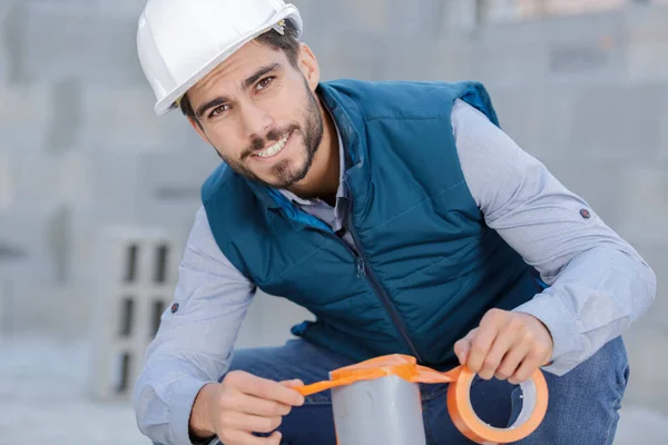 Een Jonge Zelfverzekerde Bouwer Glimlachend — Stockfoto