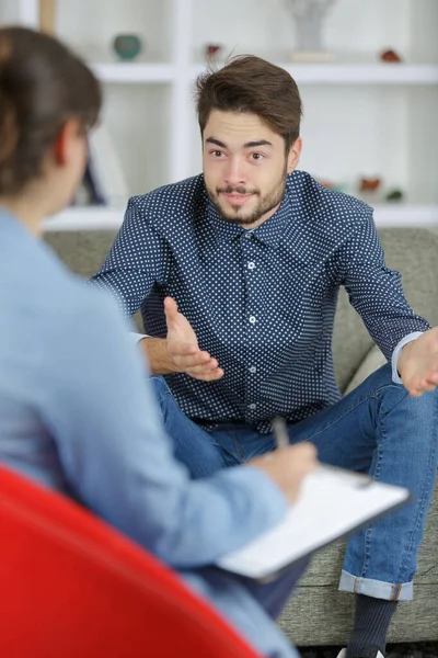 Terapeuta Sentado Frente Paciente Con Papel Pluma — Foto de Stock