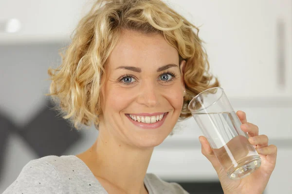 Jovem Mulher Bebendo Água Vidro Dentro Casa — Fotografia de Stock