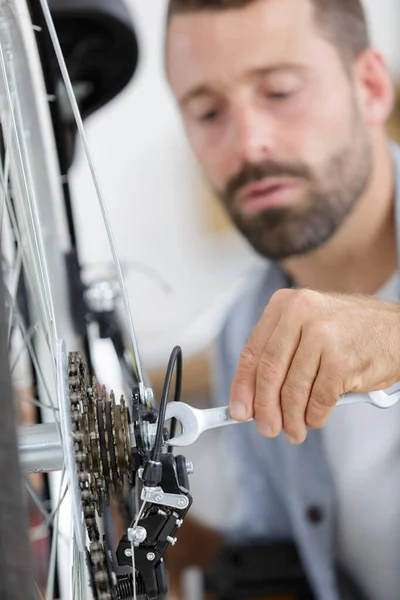 Homem Reparação Bicicleta Casa — Fotografia de Stock