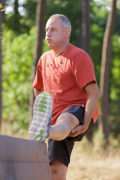 Ein Gutaussehender Sportler Der Sich Freien Dehnt — Stockfoto