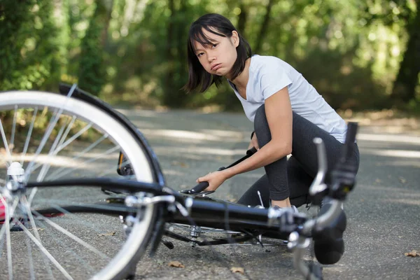 Mujer Molesta Bombeando Neumático Bicicleta —  Fotos de Stock