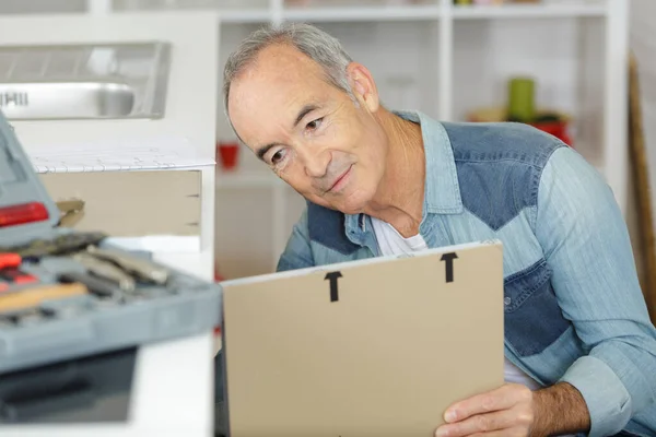 Uomo Più Anziano Che Fissa Mobile — Foto Stock