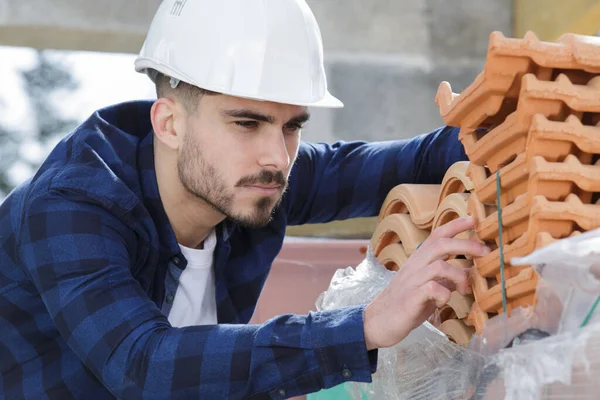 Man Builder Choosing Tiles Outdoors — Stock Photo, Image