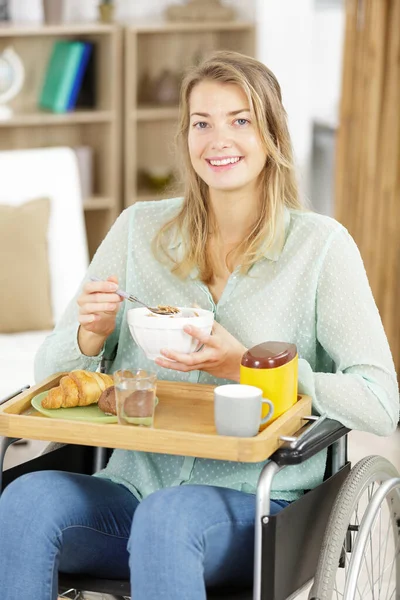 Mujer Silla Ruedas Que Tiene Cereales —  Fotos de Stock