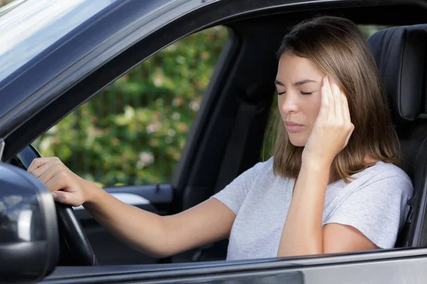 車の中で頭痛のある若い女性ドライバーは — ストック写真