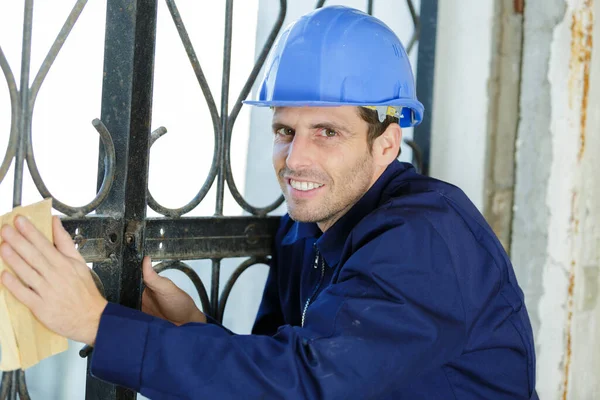 Uomo Che Lavora Levigatura All Aperto — Foto Stock