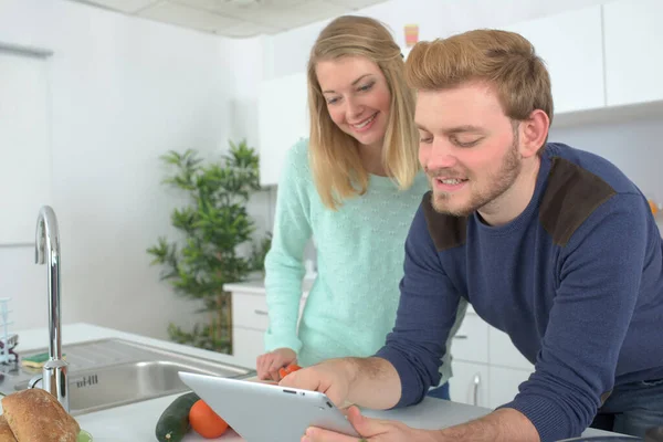 Pareja Joven Usando Tableta Digital Cocina — Foto de Stock