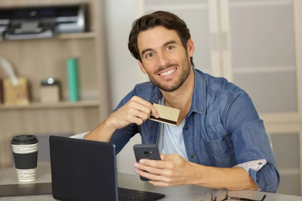 Щасливий Молодий Чоловік Купує Онлайн — стокове фото