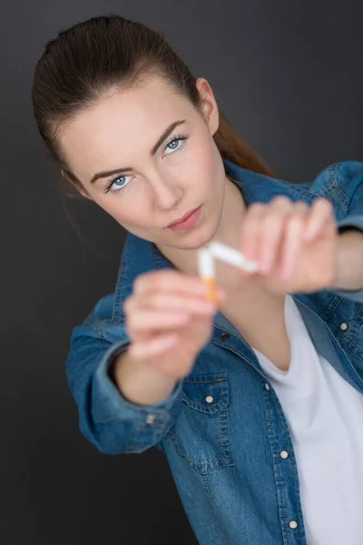 Eine Frau Bricht Die Zigaretten — Stockfoto