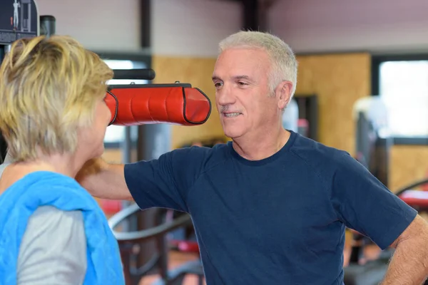 Portrait Couple Âge Mûr Dans Une Salle Gym — Photo