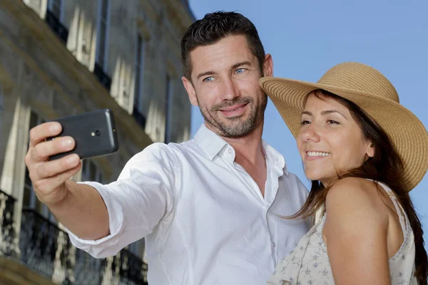 Casal Turistas Férias Tirando Foto Selfie Com Smartphone — Fotografia de Stock