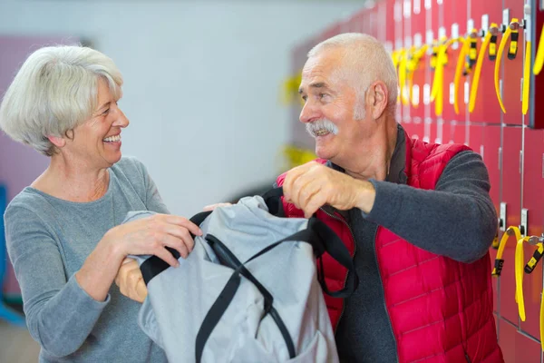 Krásný Fit Senior Pár Tělocvičně Šatny — Stock fotografie