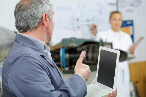 Luchtvaartdeskundigen Die Diagnostiek Doen — Stockfoto