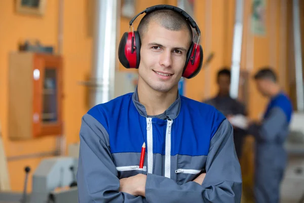 Porträt Eines Jungen Männlichen Handwerkers Mit Ohrenschützern Und Overalls — Stockfoto