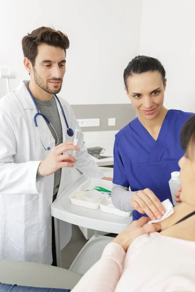Dentista Curando Una Paciente Femenina —  Fotos de Stock