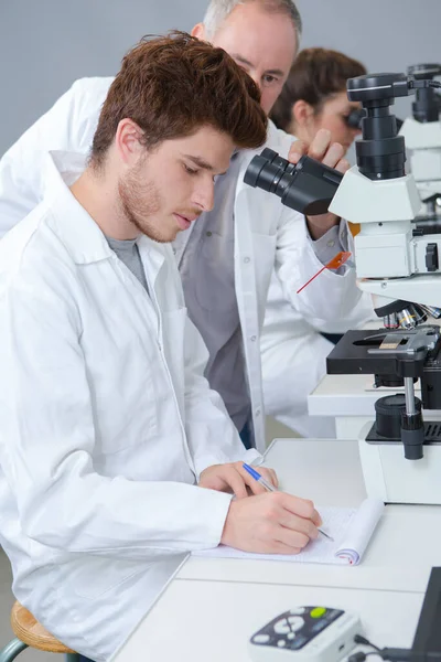 Concepto Doctor Hombre Con Microscopio — Foto de Stock