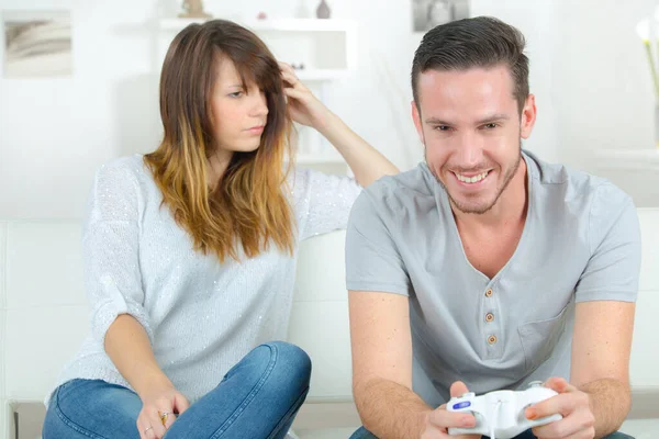 Verveelde Vrouw Kijken Naar Haar Vriend Spelen Video Game — Stockfoto