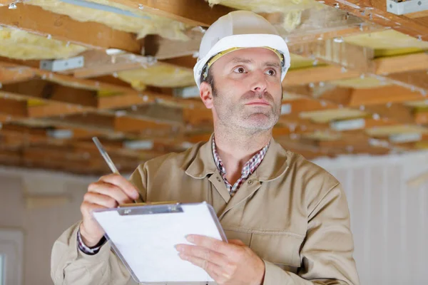 Costruttore Maschio Operaio Manuale Casco Scrittura Sugli Appunti — Foto Stock