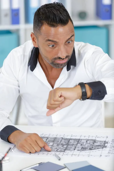 Man Met Horloge Kleur Achtergrond — Stockfoto