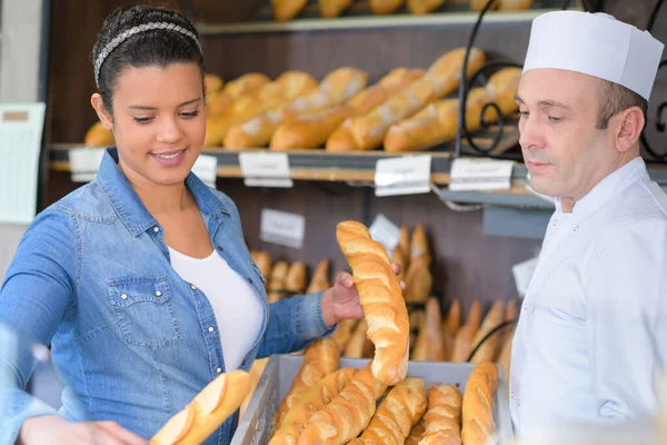 Mann Und Frau Verkaufen Frische Brote Bäckerei — Stockfoto