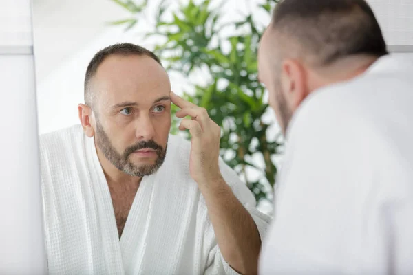 Man Tittar Hans Ansikte Spegeln — Stockfoto