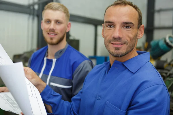 Zwei Mechaniker Betrachten Pläne — Stockfoto