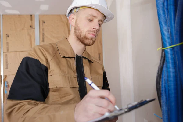 Gerente Construcción Inspeccionando Los Cables — Foto de Stock