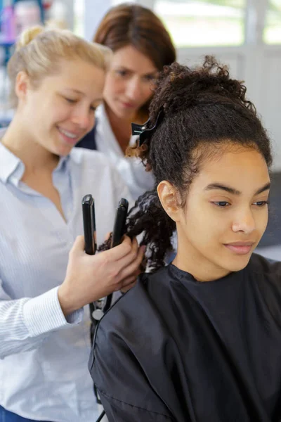 Teacher Watching Trainee Hairdresser — Stock Photo, Image