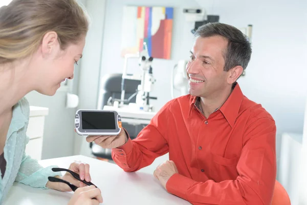 Medico Che Mostra Paziente Una Macchina — Foto Stock