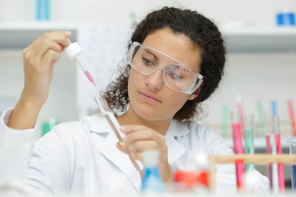 Donna Medico Con Tubo Reazione Pipetta Durante Esame — Foto Stock