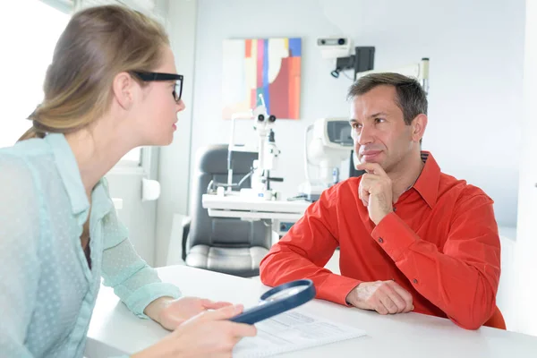 Patiënt Met Vergrootglas Tekst Lezen Tijdens Oogheelkundig Consult — Stockfoto
