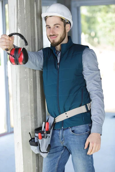 Selbstbewusste Männliche Arbeiter Schutzkleidung Mit Ohrenschutz — Stockfoto