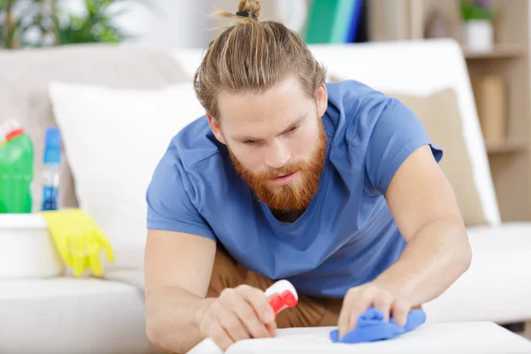 Hombre Rezando Sofá Casa — Foto de Stock