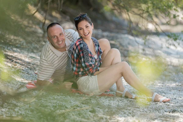 Joyeux Couple Bord Lac Campagne — Photo