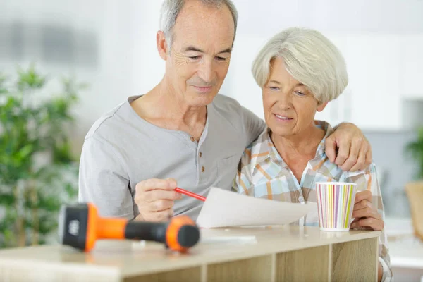 Heureux Couple Personnes Âgées Déménageant Dans Leur Nouvelle Maison — Photo