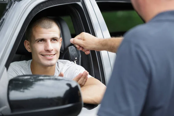 Cooler Lächelnder Glücklicher Mann Zeigt Schlüsselauto — Stockfoto