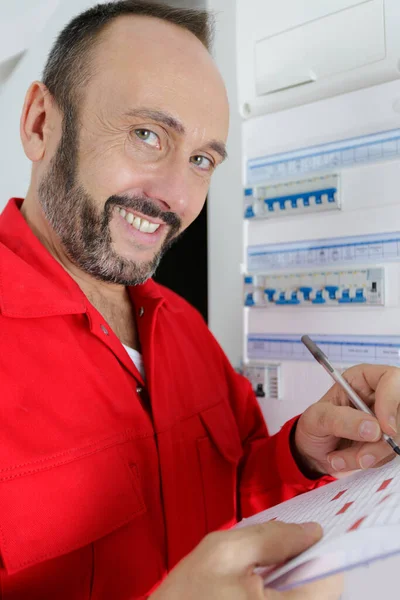 Hombre Feliz Trabajando Tablero Eléctrico —  Fotos de Stock