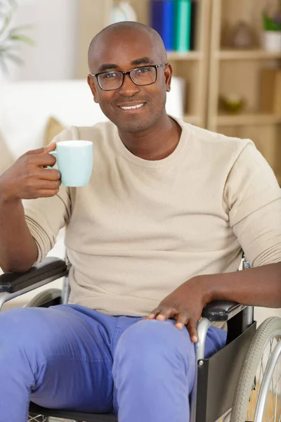 Adam Tekerlekli Sandalye Içme Kahve Kapalı Olgun — Stok fotoğraf