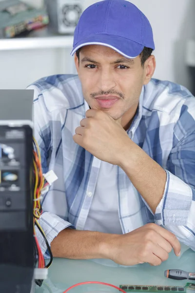 Serious Electronic Engineer Looking Camera — Stock Photo, Image