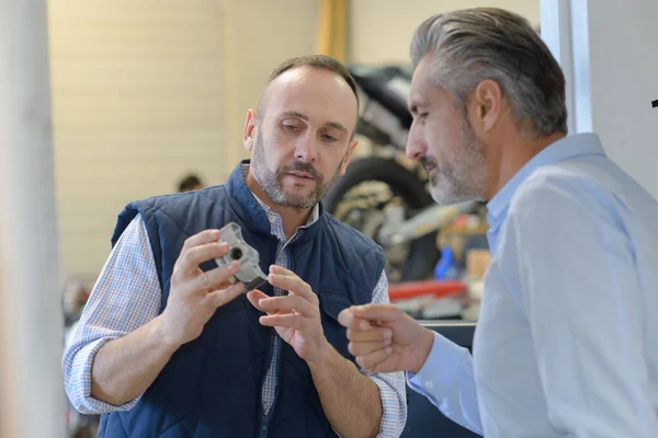 Meccanico Motociclista Che Parla Con Cliente — Foto Stock