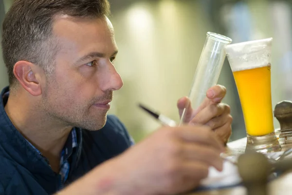 Biracı Birasını Test Ediyor — Stok fotoğraf